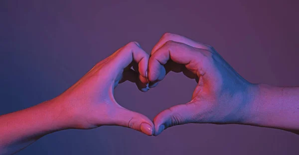 Kobiece Męskie Dłonie Formie Serca Ręce Kształcie Serca Miłości Serce — Zdjęcie stockowe