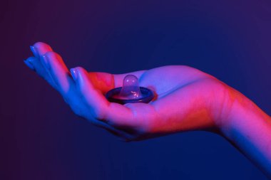 Prezervatif kadın elinde kullanmaya hazır. Doğum kontrol hapı. Kondom güvenli seks konsepti enfeksiyonu önler. Korunmak için kondom, seksi kadın prezervatifi. Güvenli seks konsepti. AIDS Günü. Doğum kontrol hapı.