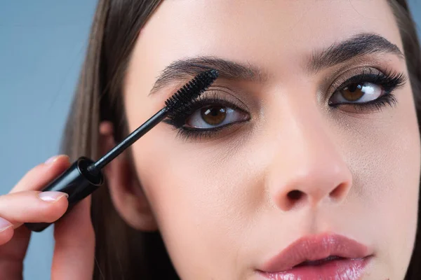 Cejas Perfectas Primer Plano Mujer Maquillándose Las Cejas Macro Aplicando —  Fotos de Stock