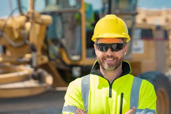 正在施工的房屋的建筑工人 建筑背景上建筑制服的建设者 建筑工地的建筑商 戴头盔的美国工人戴硬礼帽的硬汉 — 图库照片
