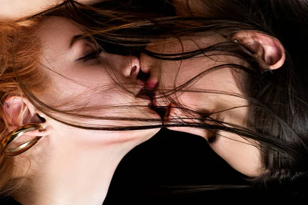 Поцілуйтеся Липніть Язик Чуттєві Жінки Цілуються Сексуальні Моделі Коханні Красуні — стокове фото