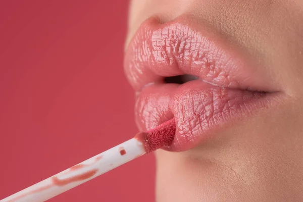 赤い口紅だ ふっくらとした自然な唇のための光沢のあるメイクアップ リップスティックとポマード 赤い唇を閉じてください ピンクの口紅 ポメイド 口紅を塗る プロセスを構成する — ストック写真