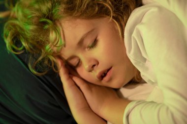 Sessiz bir uyku. Küçük çocuk yatakta uyuyor, uyuyor. Tatlı çocuk uyuyor.