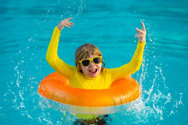 Criança Brincando Com Anel Inflável Piscina Dia Verão Miúdo Nadar — Fotografia de Stock