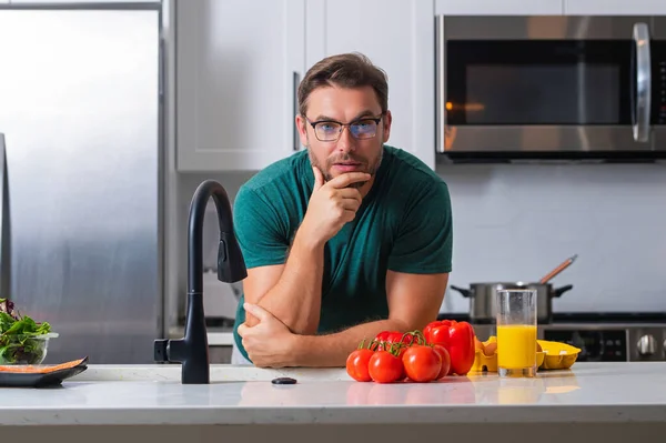 Atraktivní Muž Vaří Moderní Kuchyni Pohledný Muž Doma Vaří Salát — Stock fotografie