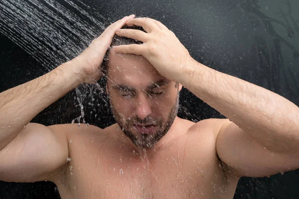 Мужчина Принимает Утренний Душ Мыть Волосы Водой Падающей Головы Душа — стоковое фото