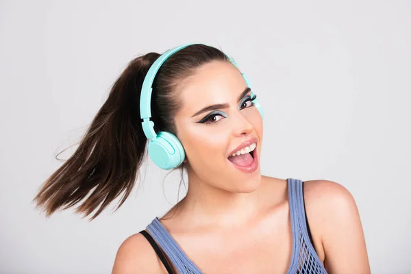 Feliz Joven Riéndose Alegre Escuchando Música Auriculares Chica Escucha Música —  Fotos de Stock