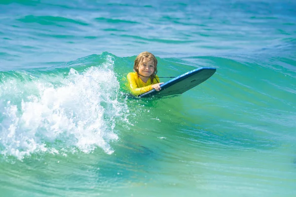 Barnledighet Vid Sittande Ung Liten Surfare Lär Sig Att Rida — Stockfoto