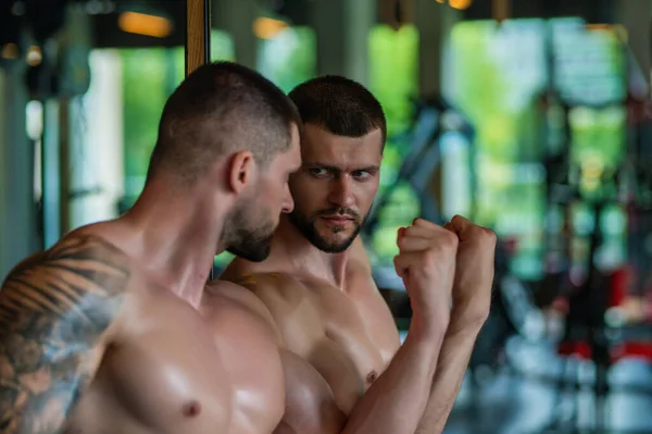 Handsome Fit Muskulösen Kaukasischen Mann Workout Der Turnhalle Mit Gewichtspumpen — Stockfoto