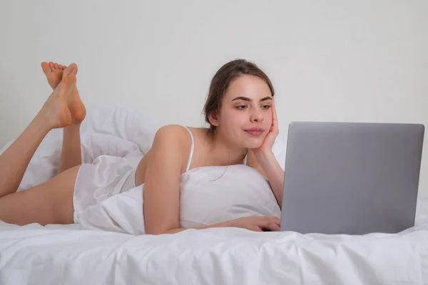Woman Watching Laptop Beautiful Young Woman Using Laptop Bed Home — Foto Stock