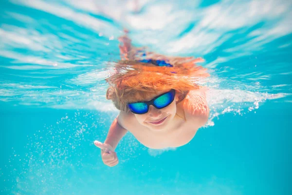 Nyári Gyerek Fiú Lazítson Aquaparkban Nyári Vakáció Gyerek Víz Alatt — Stock Fotó
