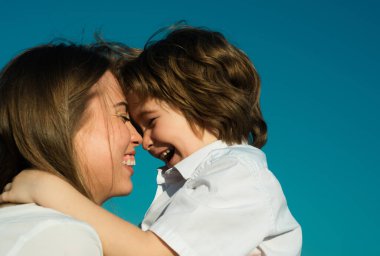 Mutlu anne ve çocuk. Anneler Günün kutlu olsun. Çocuk annesi higging. Sevgi dolu bir aile. Anne ve çocuk oynuyorlar, öpüşüyorlar ve sarılıyorlar.
