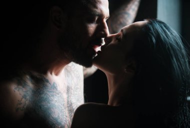 Öpüşen seksi çift. İspanyol erkeği ve seksi aşıkların öpüştüğü erotik bir aşk. Kucaklaşan ateşli genç çift. Gençlerin sevgi dolu öpücüğü
