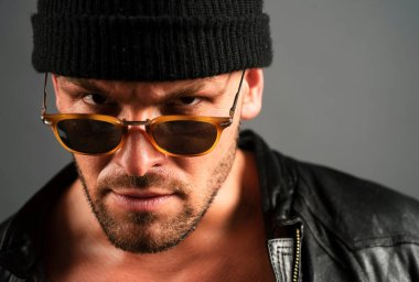 Ciddi yüzlü yakışıklı bir adamın portresi