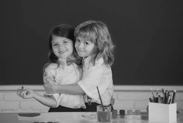 Koragyermekkori Oktatás Portré Iskolás Gyerekek Rajzházi Feladatot Csinálnak Általános Iskolára — Stock Fotó