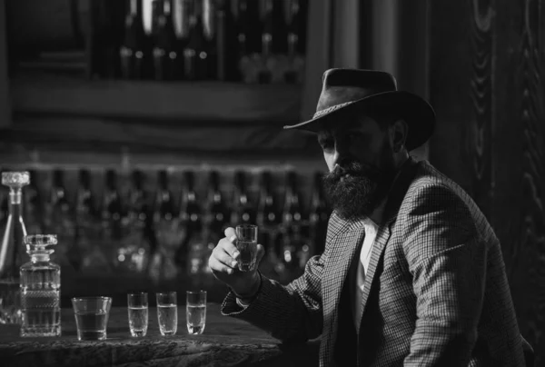 Бородатый Бизнесмен Элегантном Костюме Стаканом Виски — стоковое фото