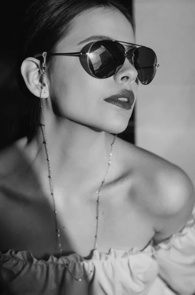 Stylische Modefrau Mit Sonnenbrille Trendige Modische Accessoires — Stockfoto