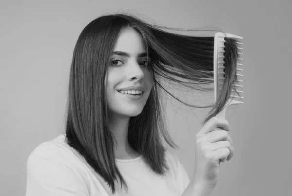 Atraktivní Žena Česající Vlasy Krásná Dívka Česá Vlasy Koncept Péče — Stock fotografie