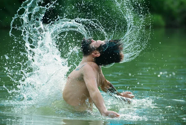 濡れた髪とひげ 自由の夏の概念 慎重かつ積極的な考え方 髭を生やした男が髪で水を撒いた 夏休み — ストック写真