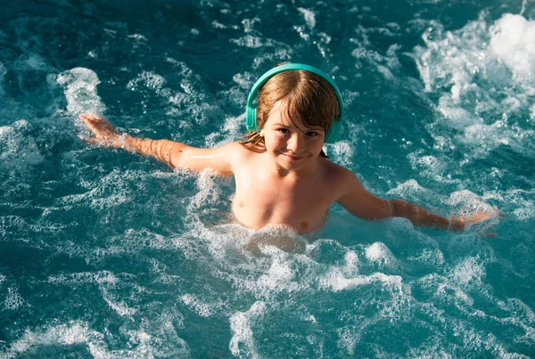 Мальчик Счастлив Плавать Бассейне Летний Ребенок — стоковое фото