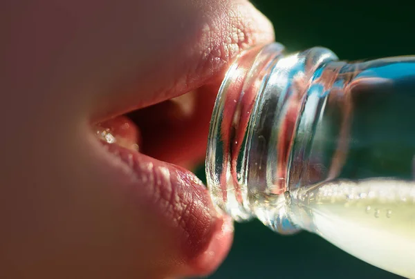 Kadın Ağzı Şişeden Içiyor Yakından Şehvetli Dudaklar — Stok fotoğraf