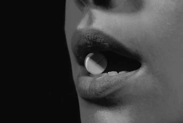 维生素补充剂 关好女人的嘴 把药丸放在嘴里 健康医学概念 — 图库照片