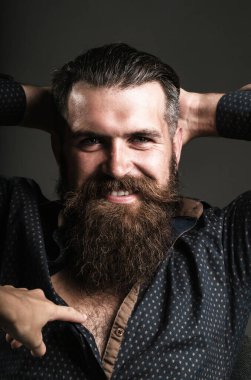 Sakallı, sakallı, eşcinsel. Berber dükkanı konsepti. Mutlu bıyıklılar.