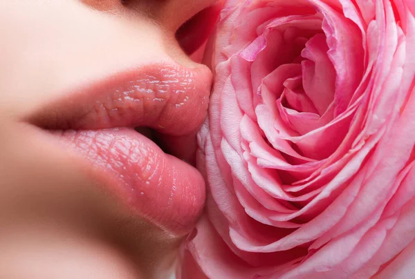 Zmysłowe Usta Zbliżenie Piękne Usta Kobiety Różą — Zdjęcie stockowe