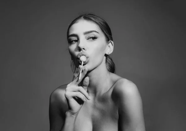 性感女孩的脸 特写的漂亮迷人迷人迷人迷人的性感女士 嘴里含着棒棒糖 年轻性感的模特狼吞虎咽的红糖 — 图库照片