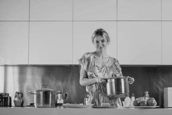 Mujer Preparando Comida Cocina Mujer Con Pijama Sexy Cocinando Desayuno —  Fotos de Stock