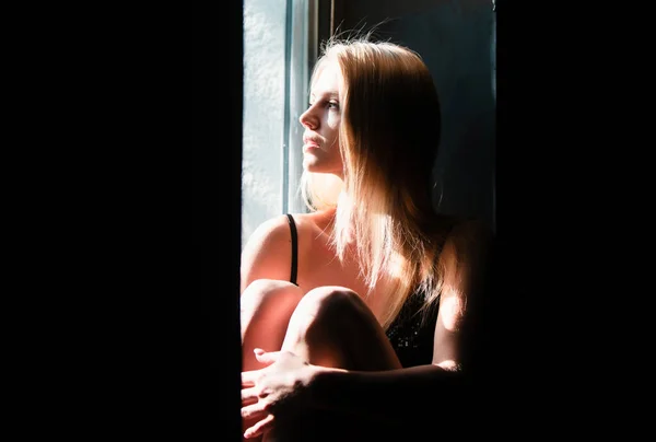 Güzel Yüzünde Gölgeler Olan Şehvetli Bir Kadın Pencerenin Yanında Şehvetli — Stok fotoğraf