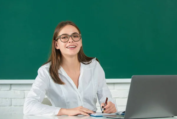 Kobieta Uczeń Wykładzie Klasie Liceum Lub Koledżu Uczenie Się Online — Zdjęcie stockowe