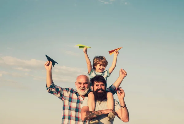 Счастливый Ребенок Играет Открытом Воздухе Семейные Люди Отец Сын Играют — стоковое фото