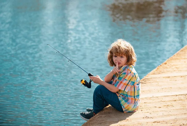 Serio Niño Pequeño Está Pescando Río Con Una Caña Pescar —  Fotos de Stock