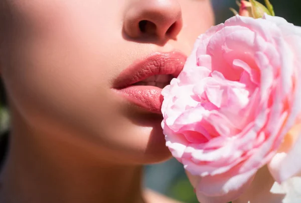 Hermosos Labios Mujer Con Rosa Maquillaje Labial Natural Primer Plano — Foto de Stock