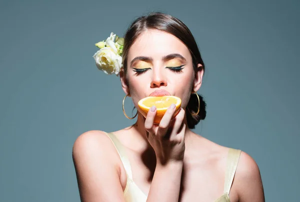 Retrato Chica Natural Bastante Soñadora Comiendo Trozos Naranja Disfrutando Frescura —  Fotos de Stock