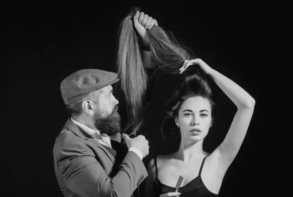 理发师做发型 美容院长头发的女人理发师用剪刀剪头发 — 图库照片