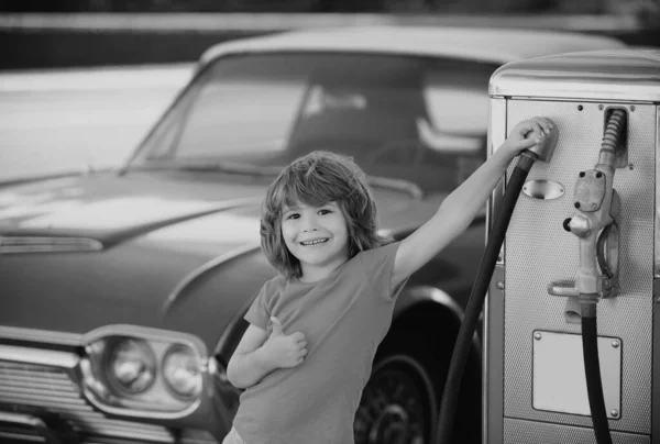 Παιδί Στο Βενζινάδικο Κατά Του Κόκκινου Ρετρό Αυτοκινήτου — Φωτογραφία Αρχείου