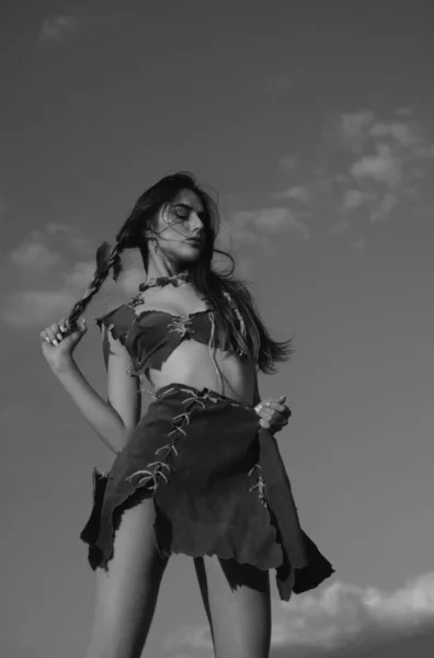 Hippi Kız Stili Moda Kadını Dışarıda Poz Veriyor Seksi Elbiseli — Stok fotoğraf