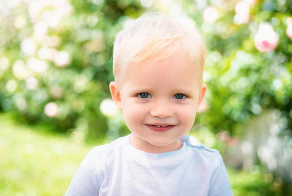 Cara Crianças Bonito Sorriso Closeup Retrato Menino Sorridente Fundo Borrão — Fotografia de Stock