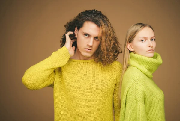 两个米色背景的情侣在工作室 一对男人 卷发和金发女人在理发店 时尚的年轻人 — 图库照片