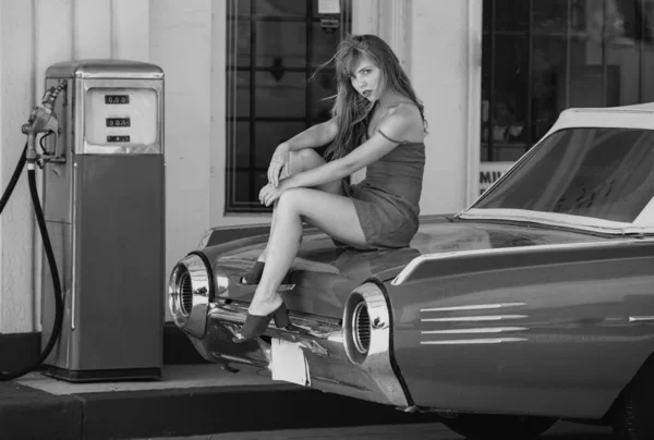 Benzin Istasyonundaki Kadın Kırmızı Retro Otomobillere Karşı Kız — Stok fotoğraf