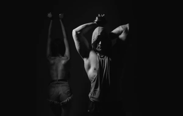 Çift Halterlerle Birlikte Egzersiz Yapıyor Seksi Formda Bir Vücut Dambılı — Stok fotoğraf