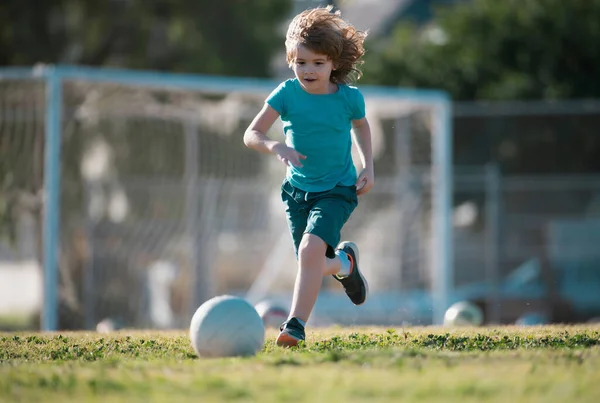 Mały Chłopiec Biegający Grający Piłkę Nożną Boisku Koncepcja Sportu Dla — Zdjęcie stockowe