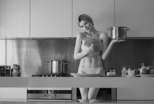 金发性感的裸女在厨房里做饭 吃着健康的早餐 美丽的家庭主妇的早晨 裸体女性身体 — 图库照片