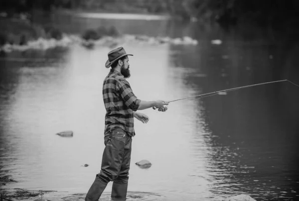 Jeune Homme Barbu Pêchant Dans Lac Une Rivière Pêche Mouche — Photo