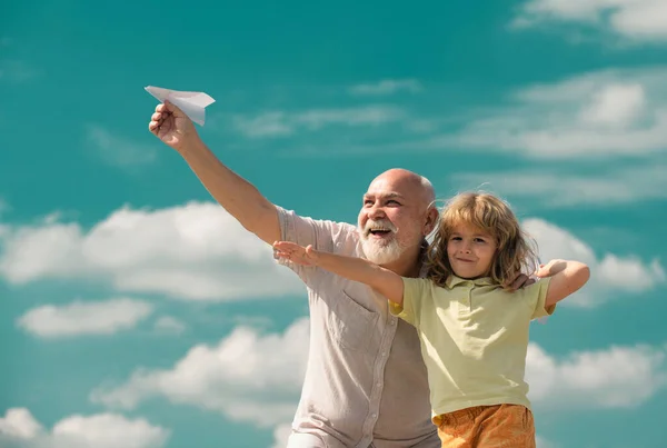 Avô Neto Brincando Com Avião Papel Contra Fundo Céu Verão — Fotografia de Stock