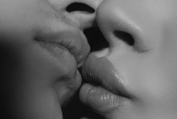 Sensuell Kyss Nära Håll Närbild Man Och Kvinna Läppar Vill — Stockfoto
