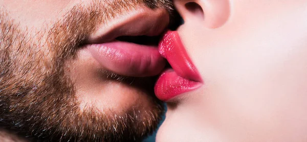 Мужчина Целуется Женщиной Закрыть Пару Губ Хочет Поцеловать — стоковое фото