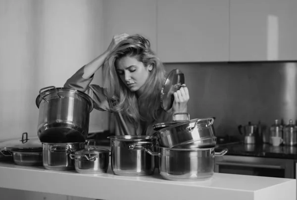 Ama Casa Por Mañana Trabajo Doméstico Mujer Aburrida Sentada Cocina —  Fotos de Stock